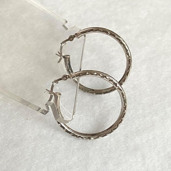 Sterling Silver 925 HAN 1.22" Round Diamond Cut Etched Pattern Hoop Earrings - Picture 2 of 15